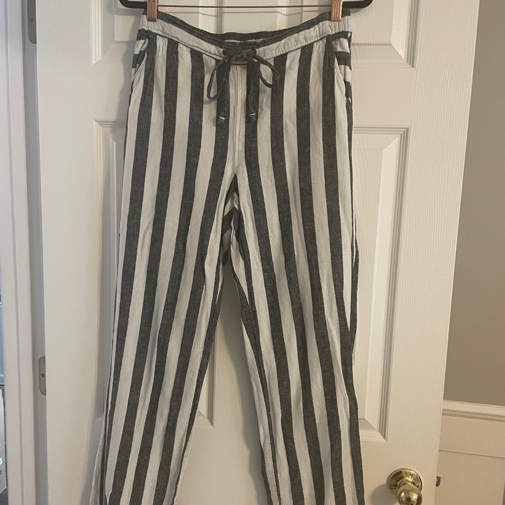 Vince Camuto size medium striped linen blend pants. Elastic waist w/ drawstring